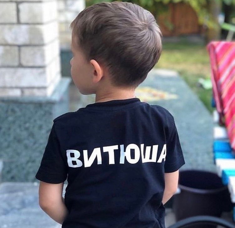 маленький сын,стильные дети,машина бмв,модные мальчики,малыши мальчики