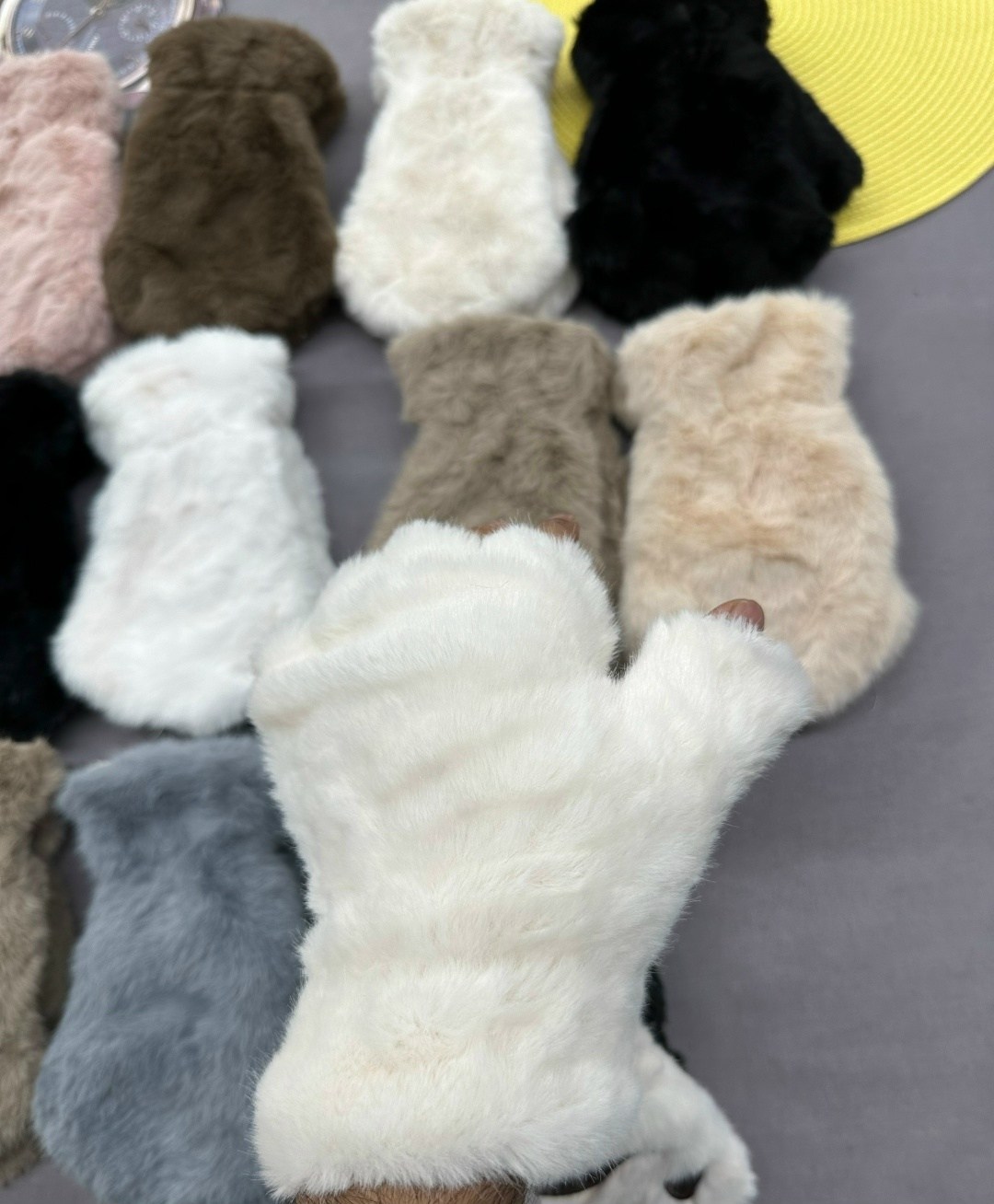 плюшевые варежки,перчатки митенки кошачьи лапки,перчатка пушистая в виде лапки,женские плюшевые варежки,пушистые перчатки кошачьи лапки