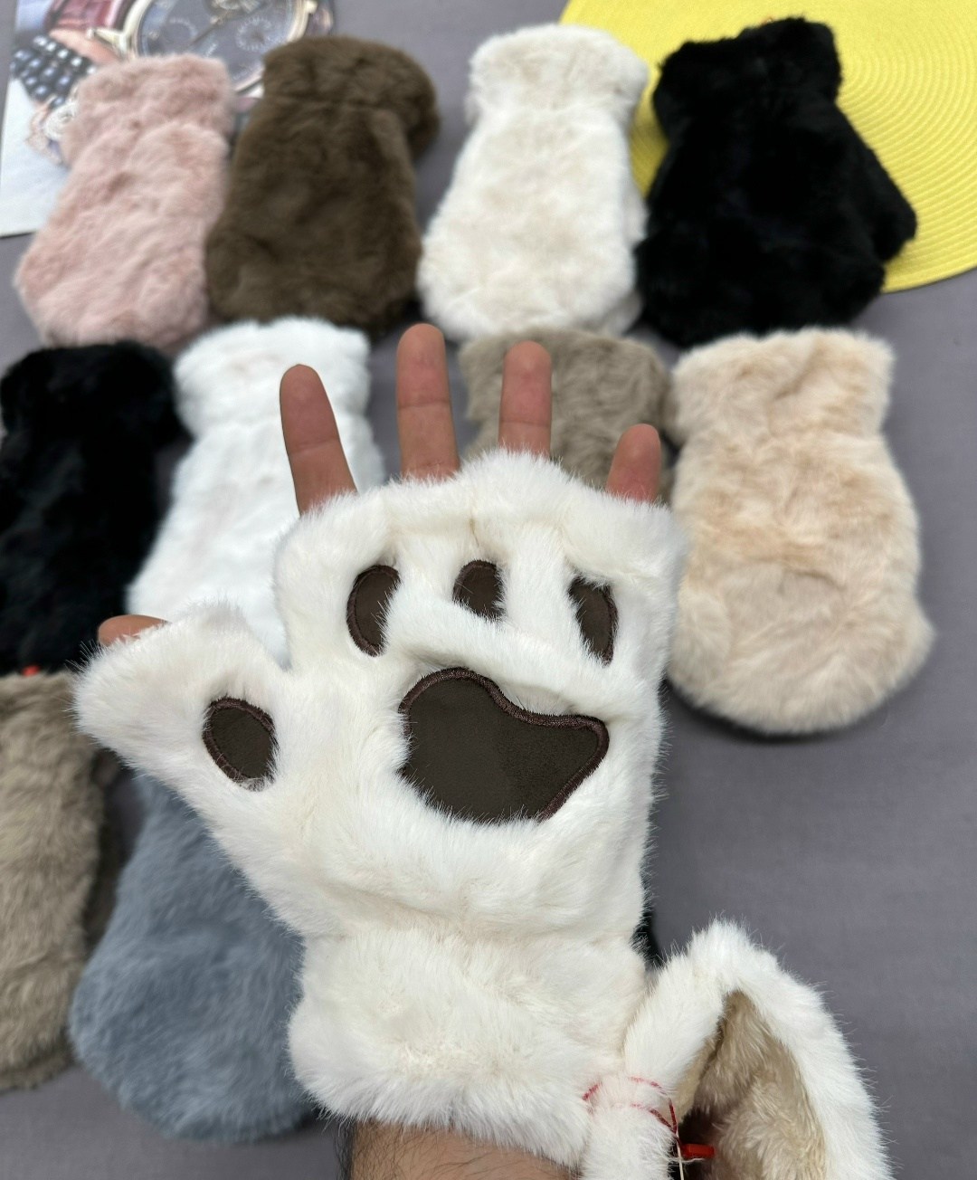 плюшевые варежки,перчатки митенки кошачьи лапки,перчатка пушистая в виде лапки,женские плюшевые варежки,пушистые перчатки кошачьи лапки