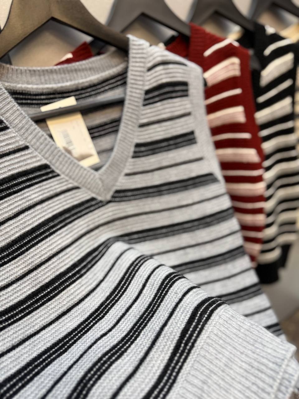 жилетка вязаная,жилет трикотажный,вязаные жилеты,женский трикотажный жилет в полоску,жилетка женская