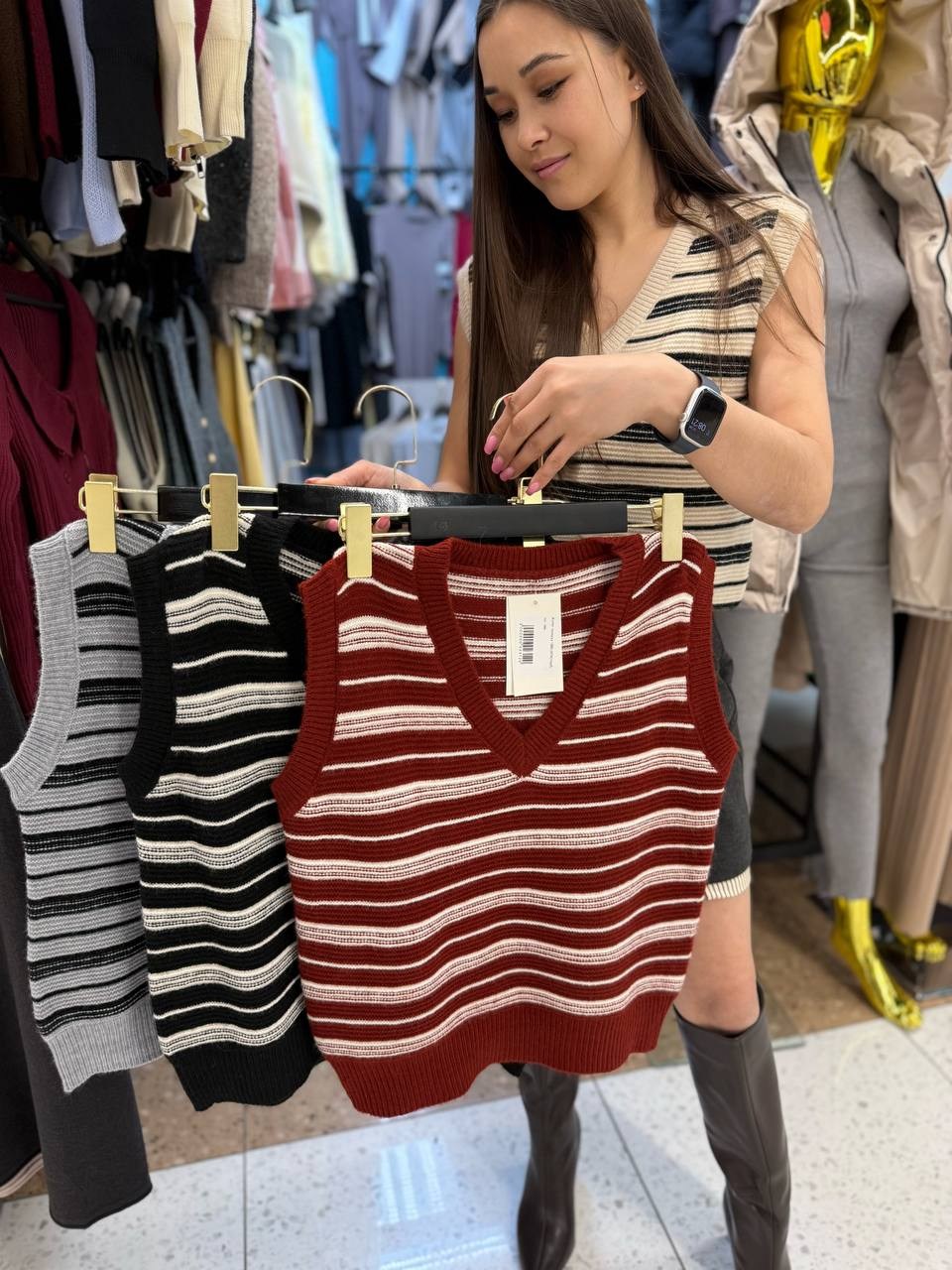 жилетка вязаная,жилет трикотажный,вязаные жилеты,женский трикотажный жилет в полоску,жилетка женская