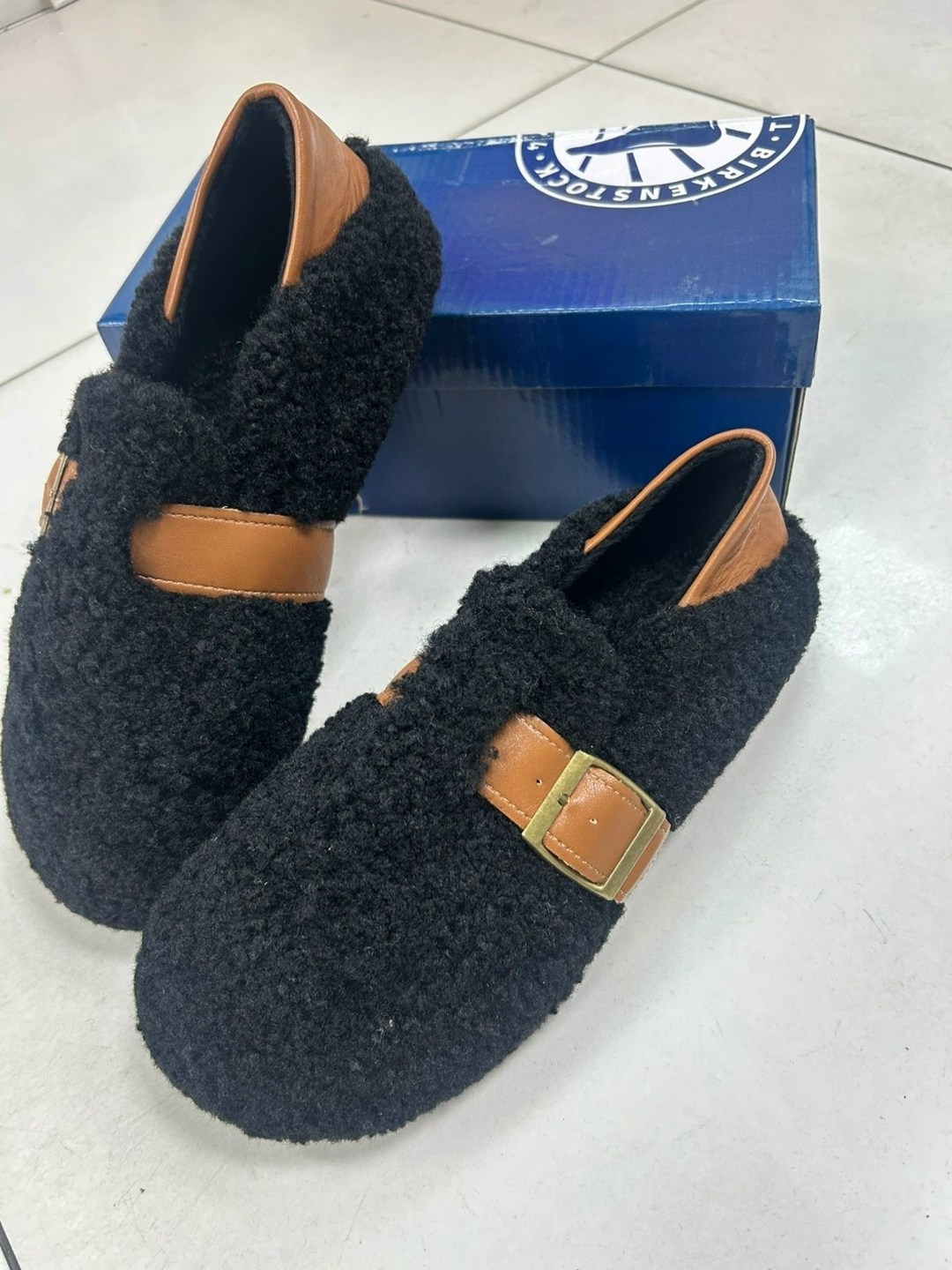 ,меховые тапочки,тапочки модные,женские меховые шлепанцы на плоской подошве,тапочки зимние