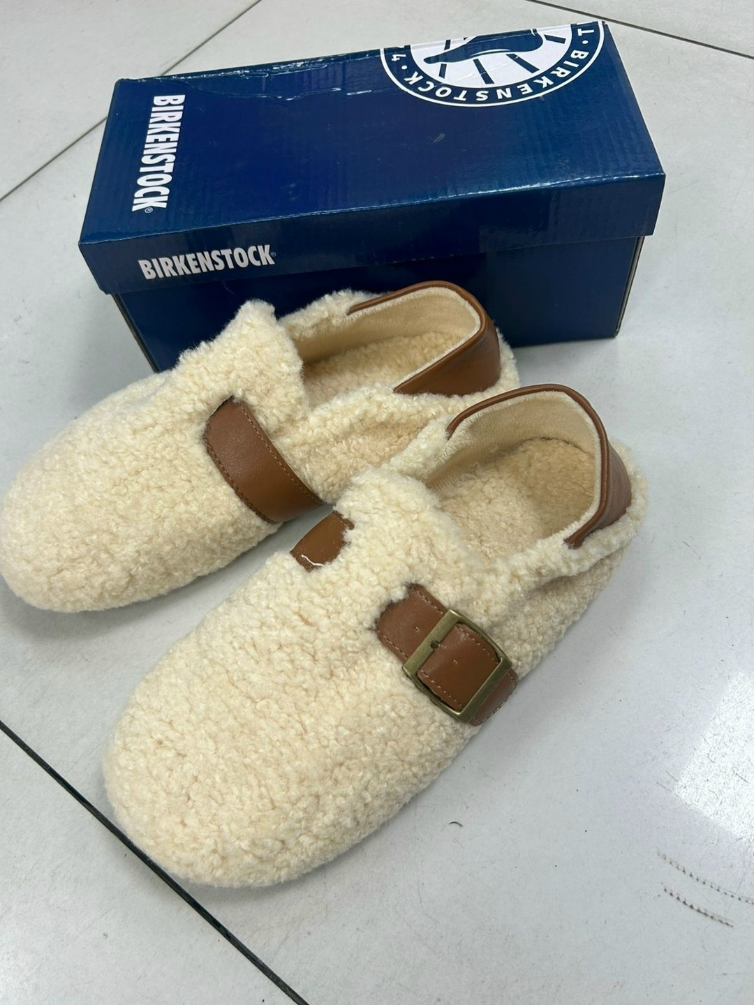 ,меховые тапочки,тапочки модные,женские меховые шлепанцы на плоской подошве,тапочки зимние