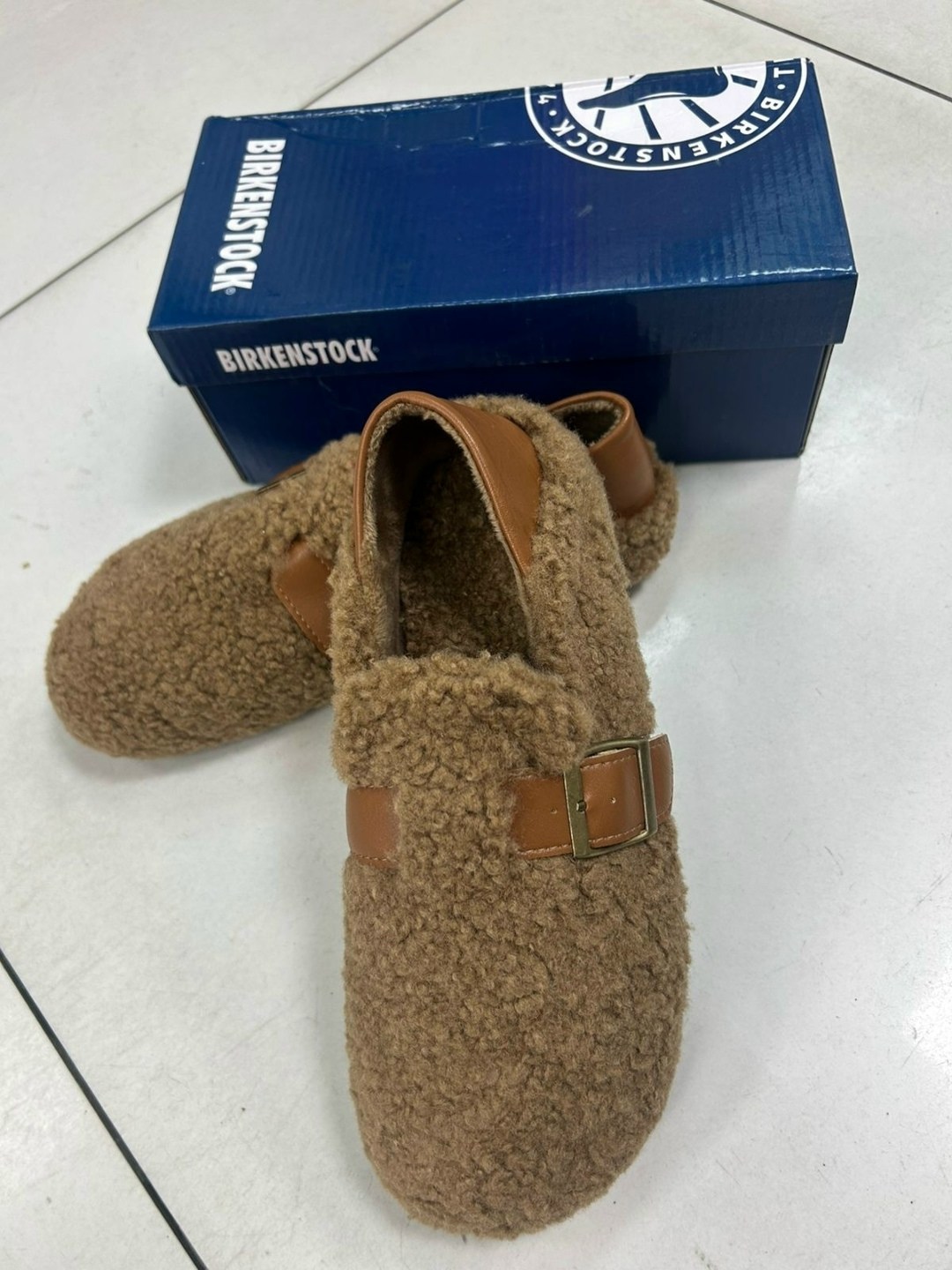 ,меховые тапочки,тапочки модные,женские меховые шлепанцы на плоской подошве,тапочки зимние