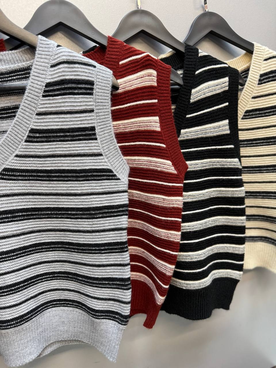 жилетка вязаная,жилет трикотажный,вязаные жилеты,женский трикотажный жилет в полоску,жилетка женская