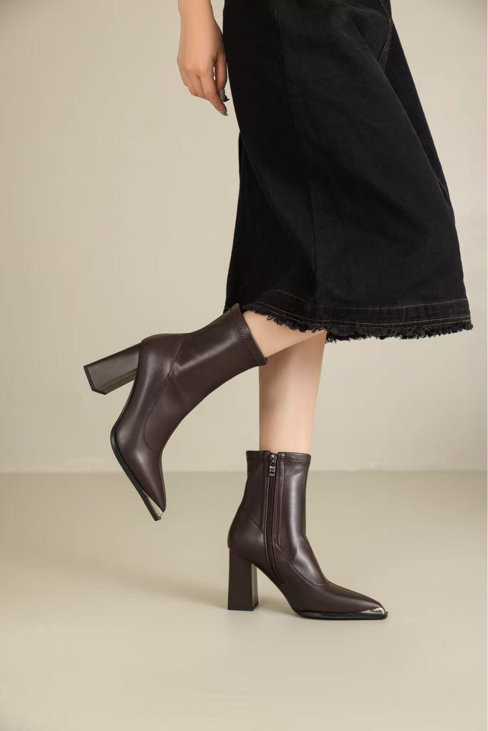 женские ботильоны с острым носком,ботильоны женские,женские замшевые ботинки на высоком каблуке с,модные ботильоны,модная женская