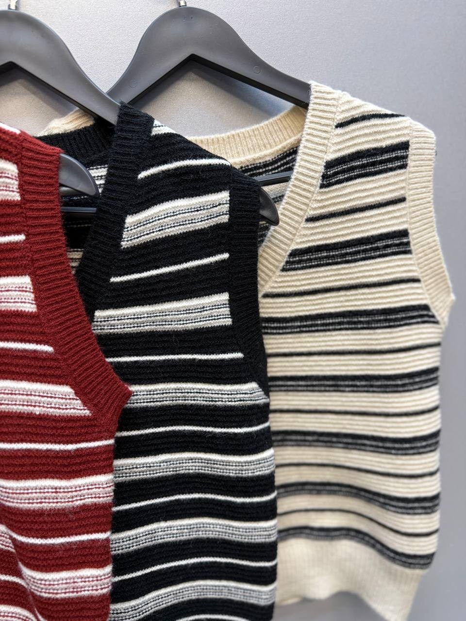 жилетка вязаная,жилет трикотажный,вязаные жилеты,женский трикотажный жилет в полоску,жилетка женская