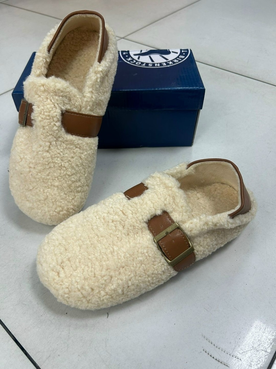 ,меховые тапочки,тапочки модные,женские меховые шлепанцы на плоской подошве,тапочки зимние