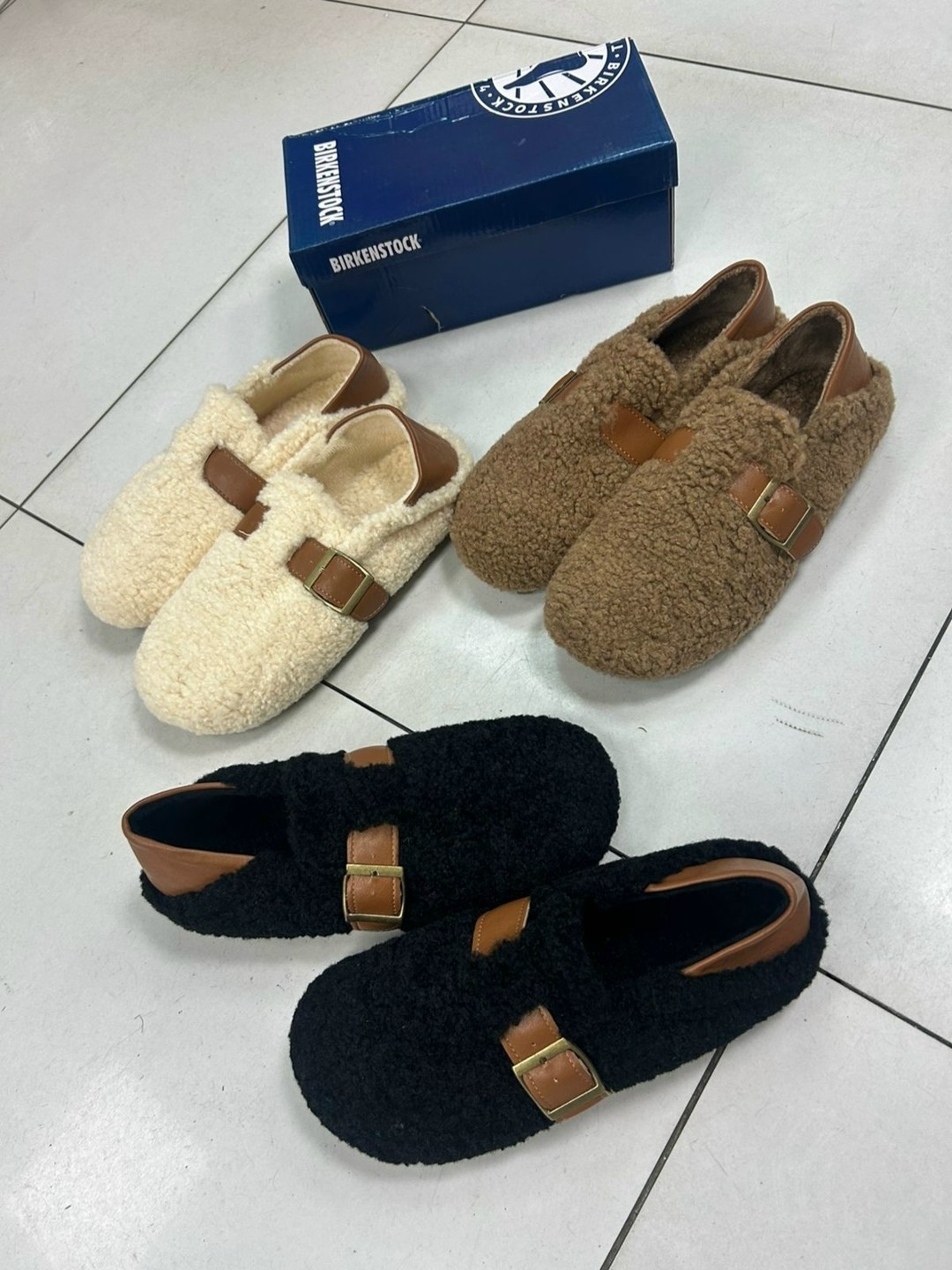 ,меховые тапочки,тапочки модные,женские меховые шлепанцы на плоской подошве,тапочки зимние