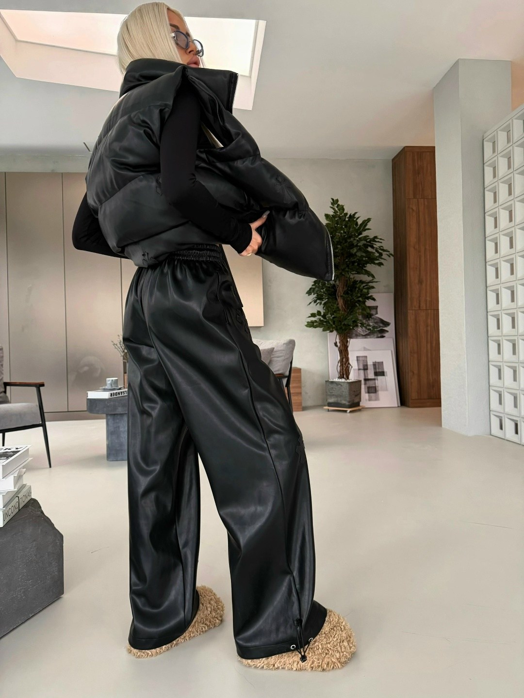 брюки широкие,брюки из экокожи,брюки палаццо из экокожи,кожаные брюки женские