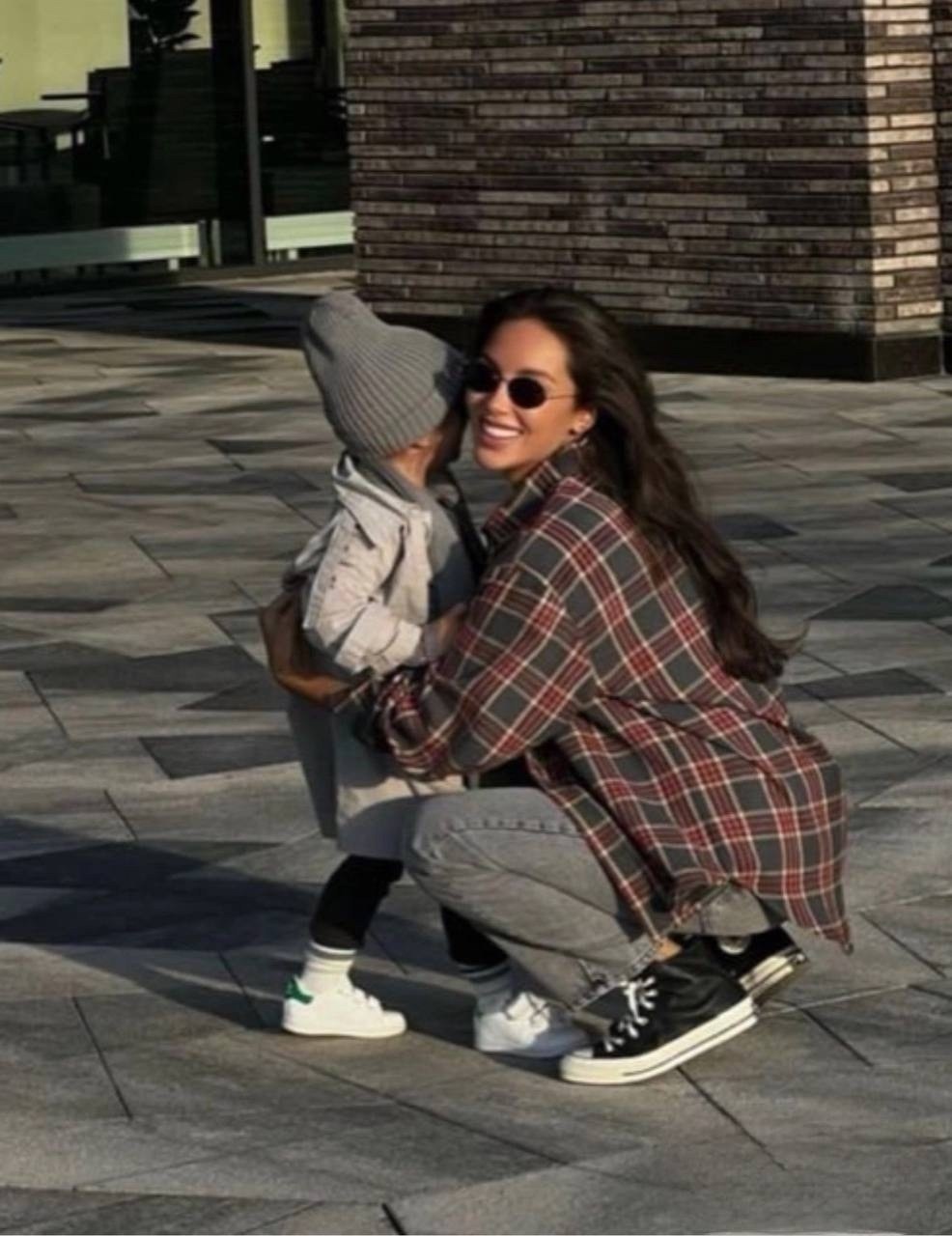 модные джинсы,джинсы широкие,трендовые джинсы,джинсы брюки,стильная рубашка