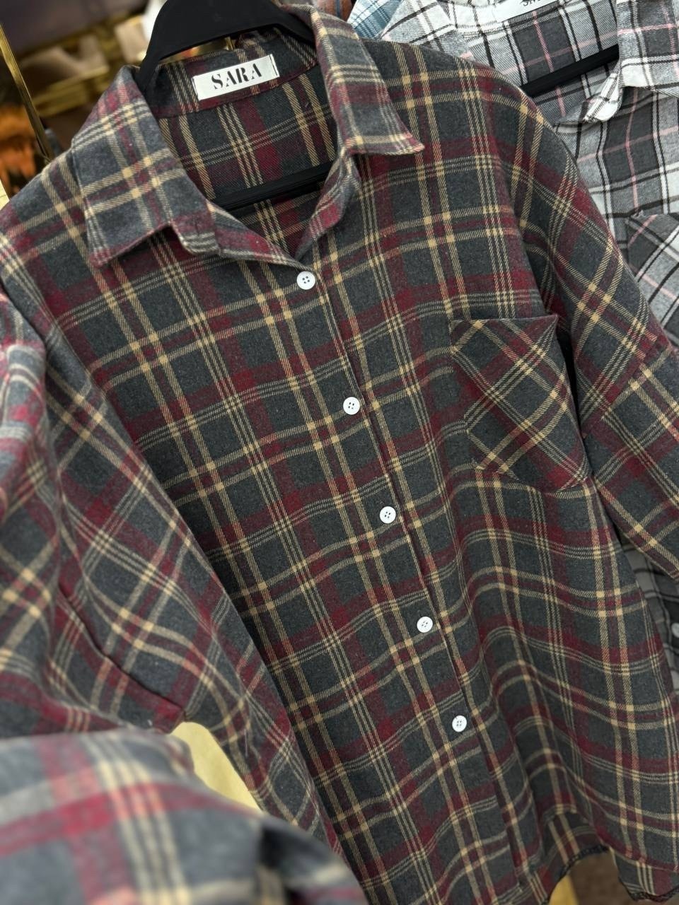 модные джинсы,джинсы широкие,трендовые джинсы,джинсы брюки,стильная рубашка