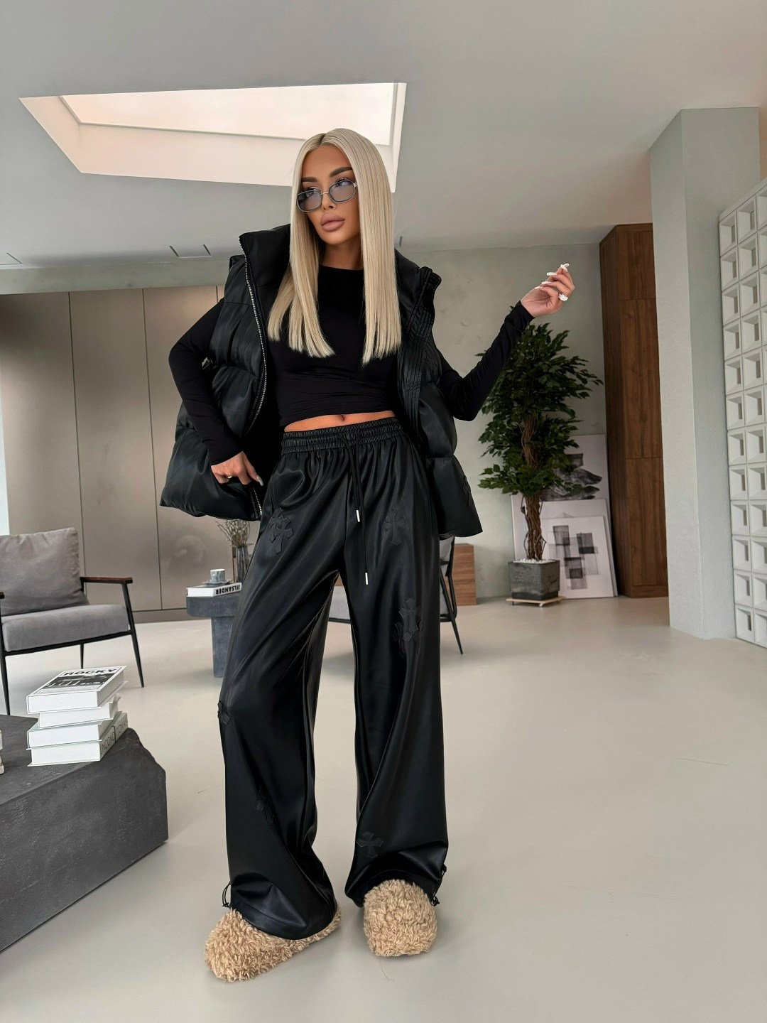 брюки широкие,брюки из экокожи,брюки палаццо из экокожи,кожаные брюки женские