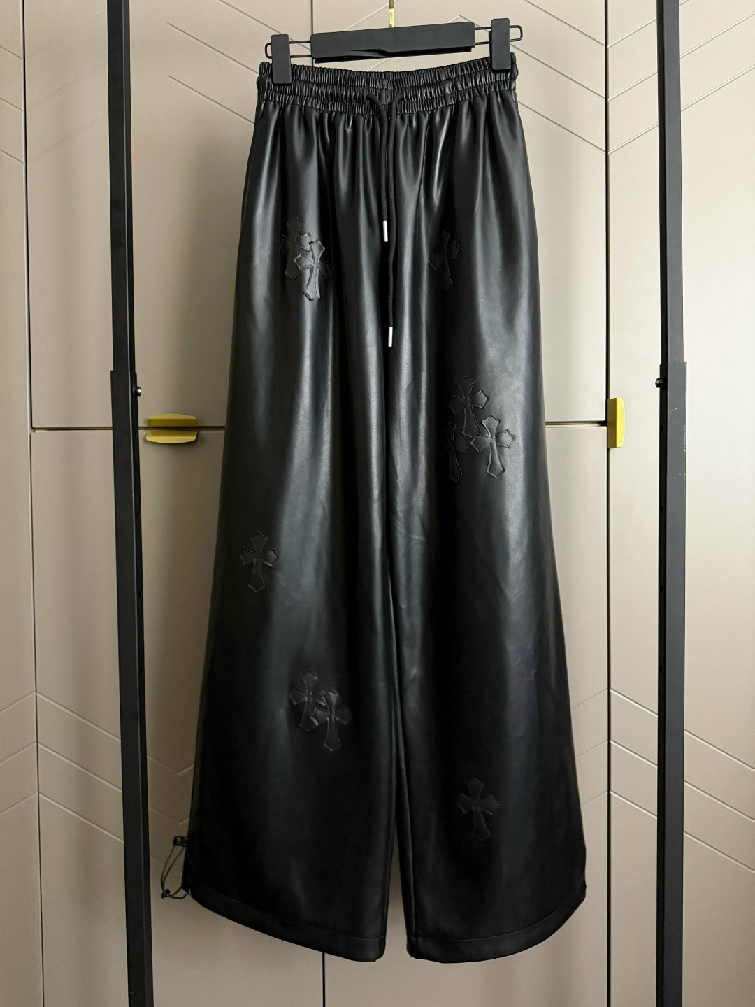 брюки широкие,брюки из экокожи,брюки палаццо из экокожи,кожаные брюки женские