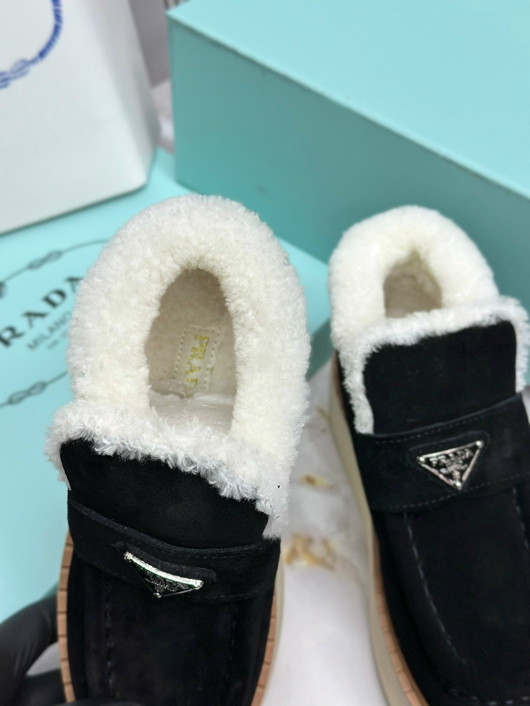 ,лоферы prada,ботинки prada,замшевые ботинки на меху,женская