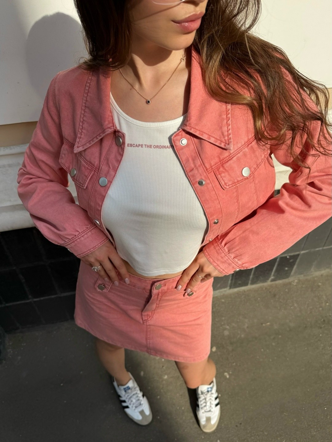 ,женская джинсовая куртка,костюм розовый,джинсовая куртка,одежда стильная