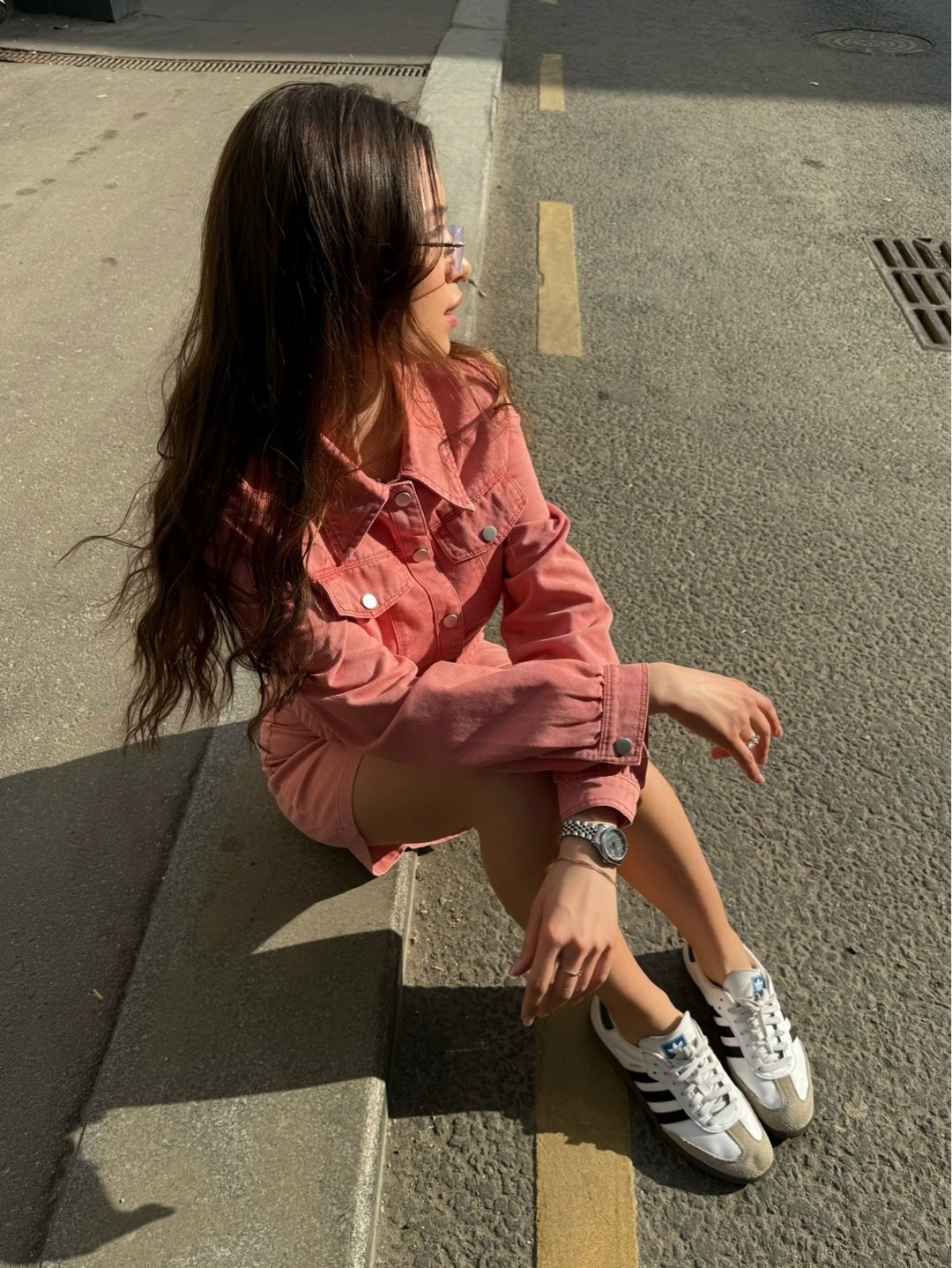 ,женская джинсовая куртка,костюм розовый,джинсовая куртка,одежда стильная