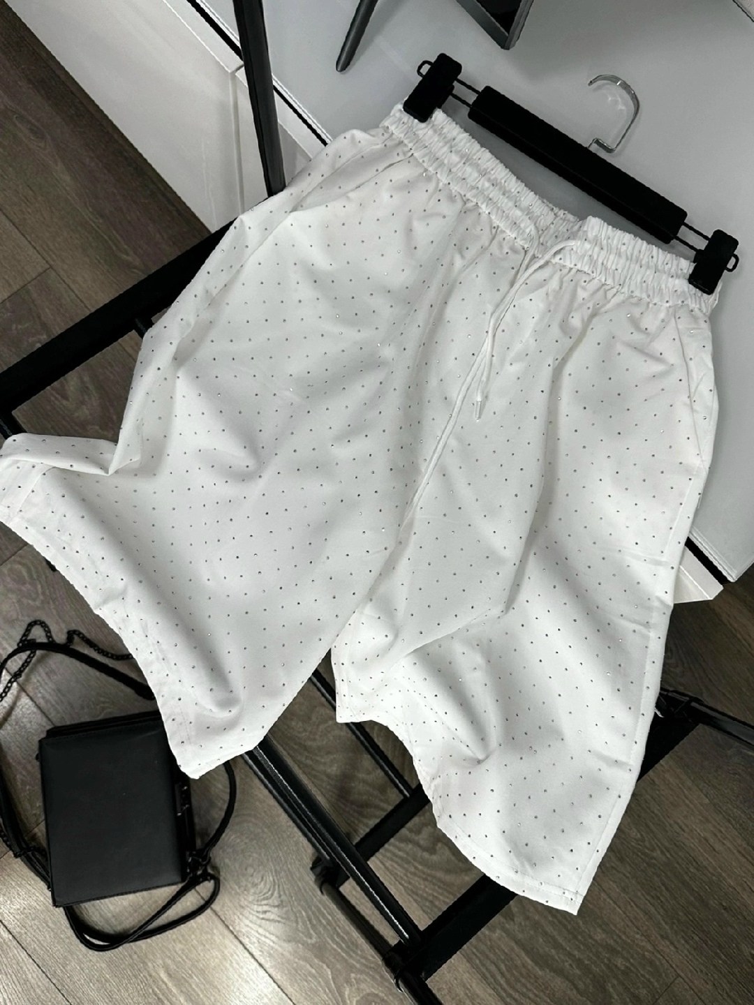 брюки со стразами,штаны со стразами,женские шорты,модные брюки,брюки женские белые