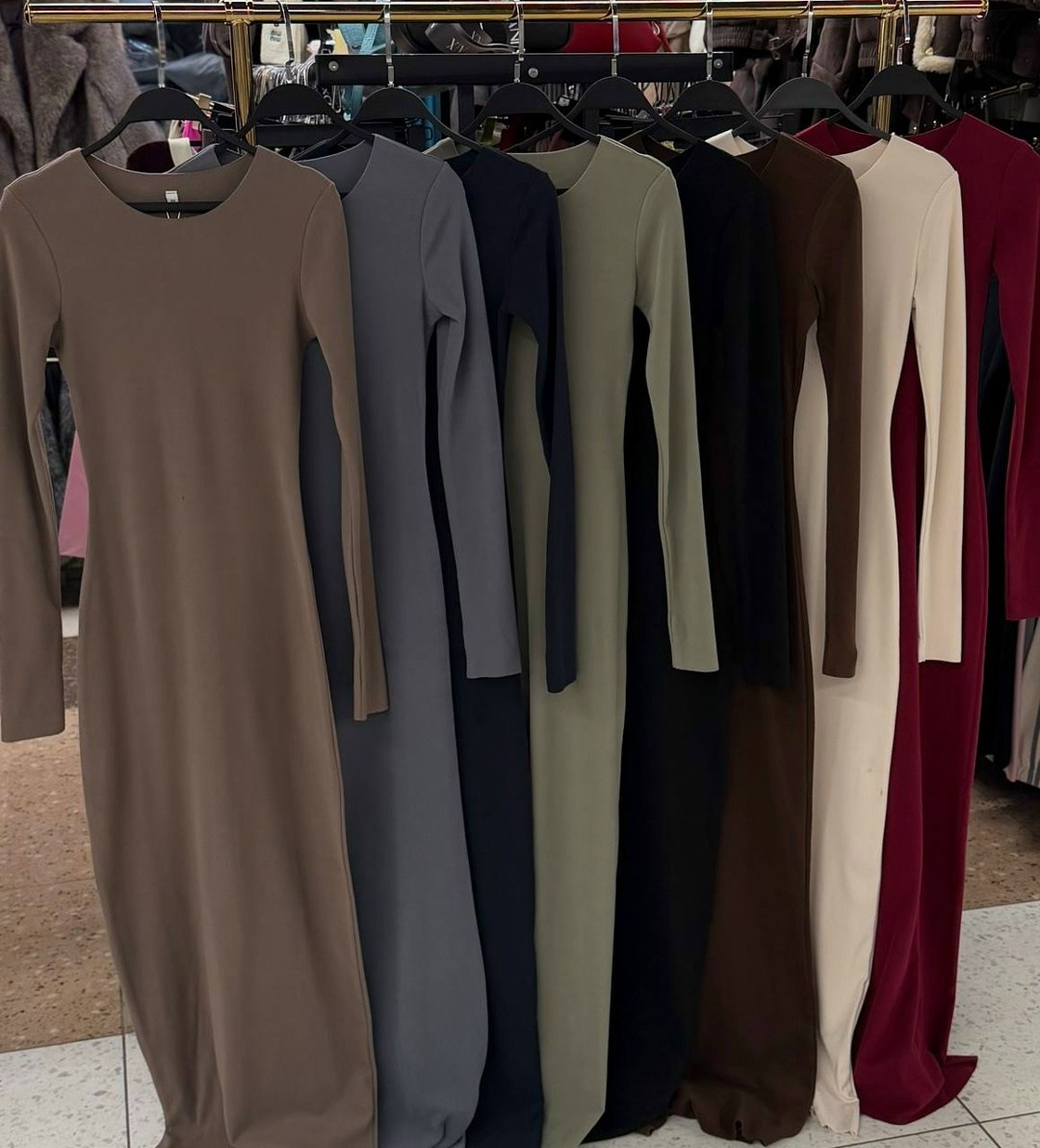 платье,платье приталенное,платье в стиле,платье миди,облегающее платье