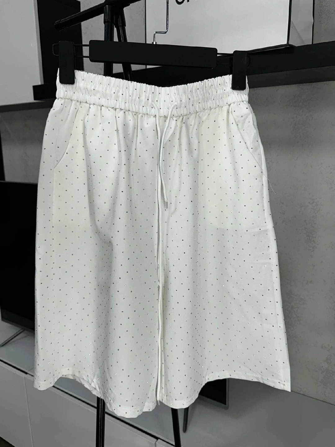 брюки со стразами,штаны со стразами,женские шорты,модные брюки,брюки женские белые