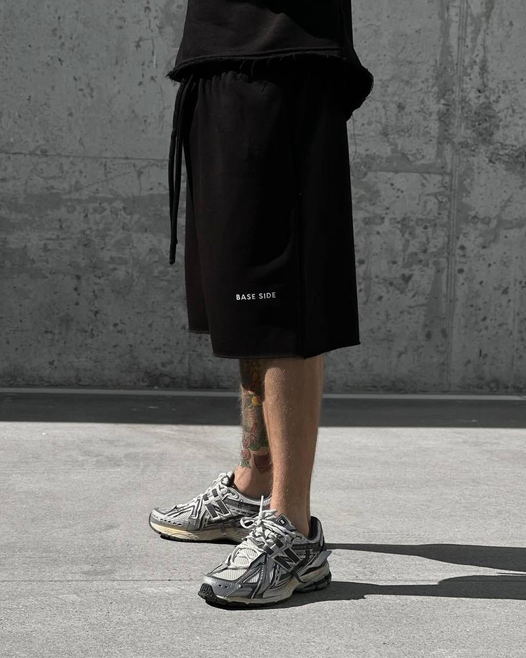 татуированные мужчины,шорты для мужчин,мужские спортивные шорты,кроссовки nike,татуированные парни