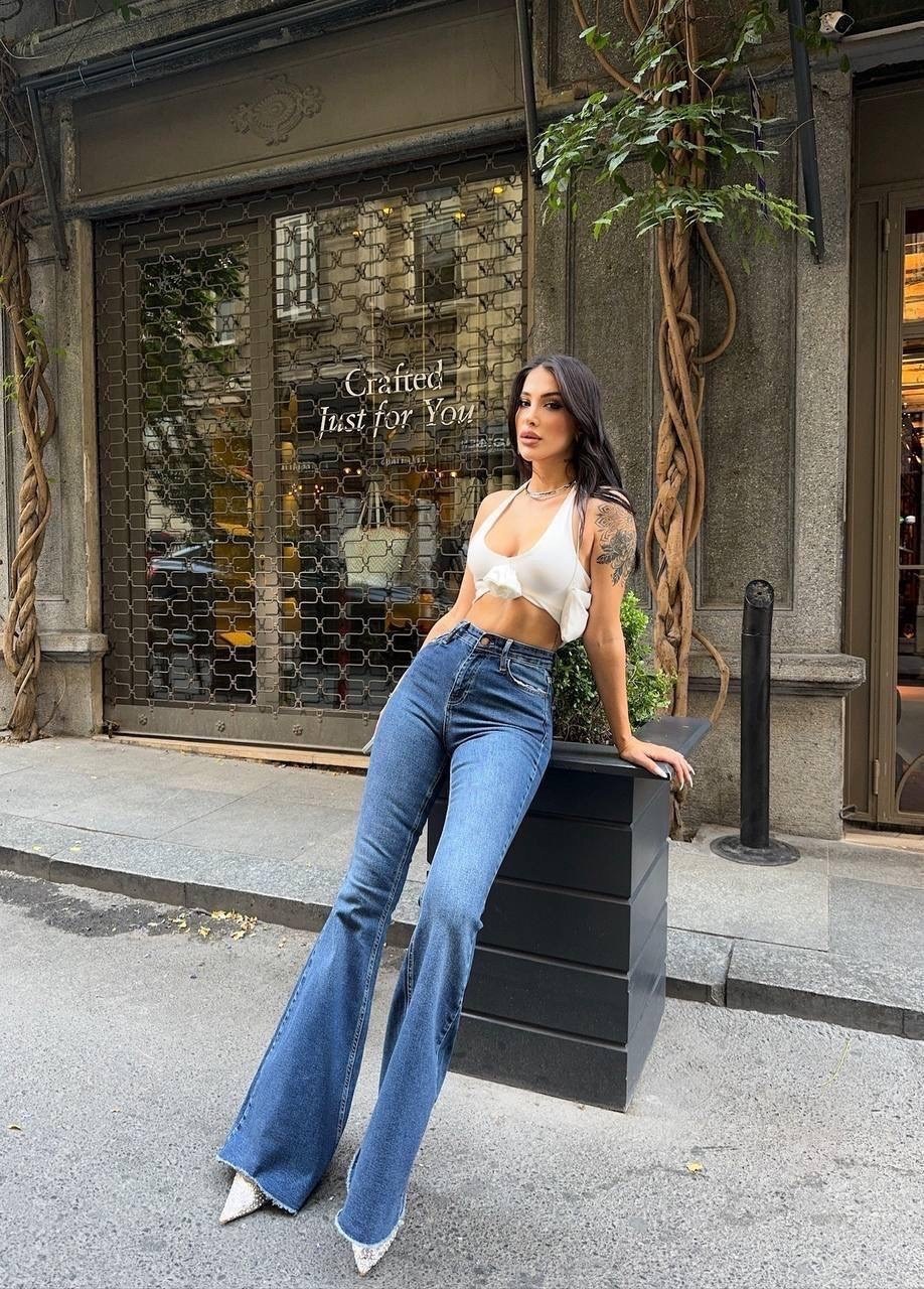 женские джинсы клеш,женские джинсы с высокой талией,расклешенные джинсы с высокой талией,джинсы клеш с высокой талией,женские джинсы с завышенной талией