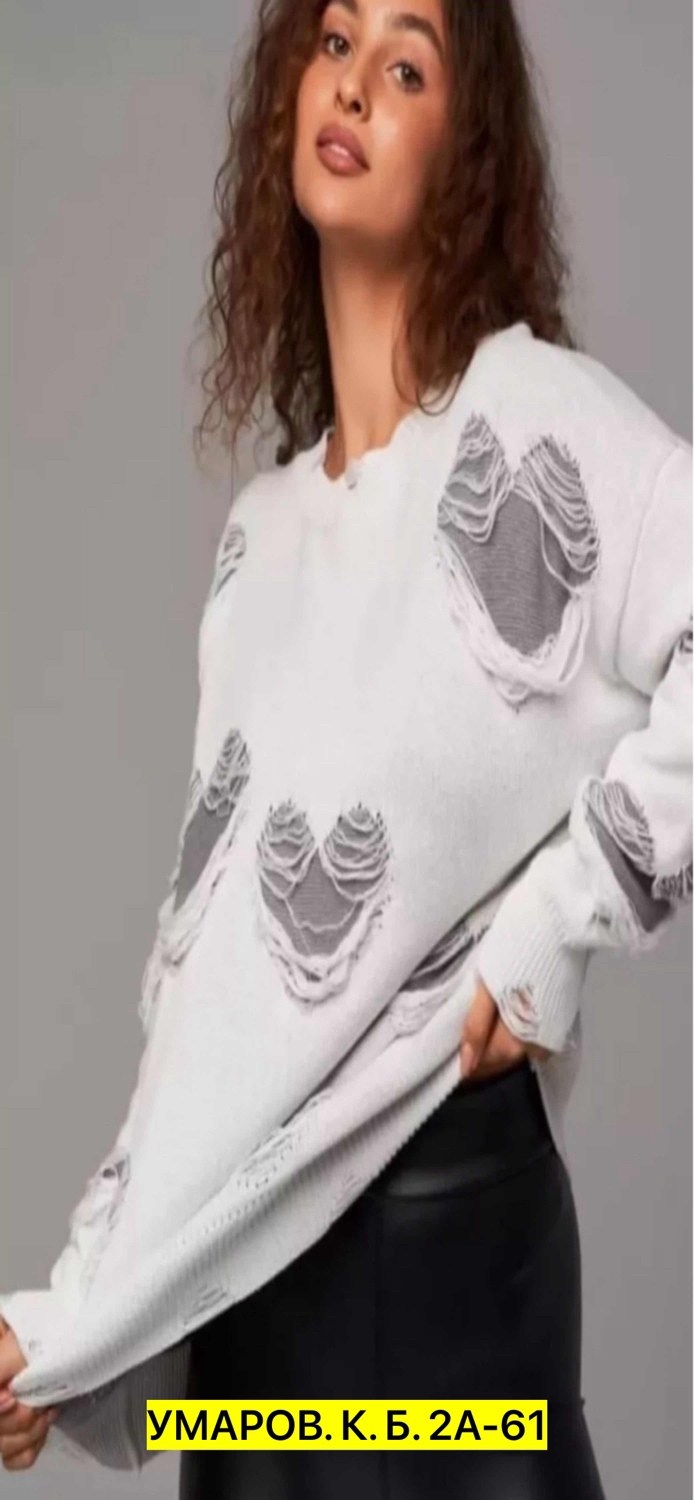 вязаный свитер оверсайз с принтом,модные свитера,свитер оверсайз с принтом,оверсайз свитер с рваными деталями,свитер женский оверсайз