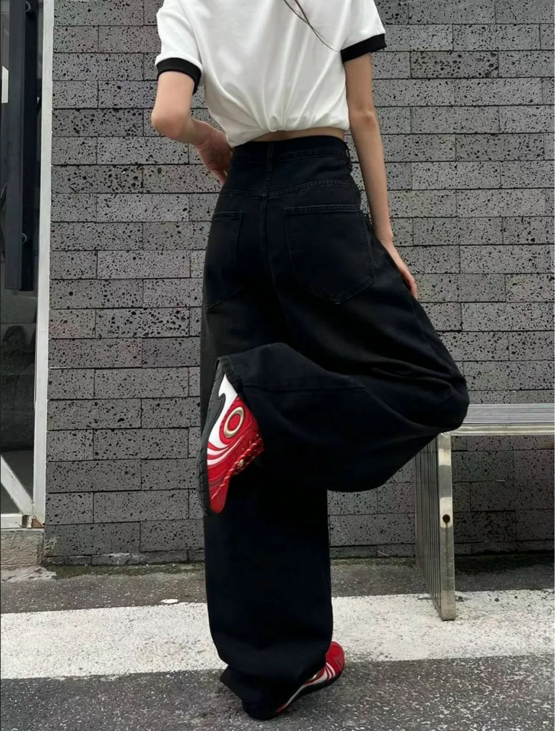 джинсы с широкими штанинами,джинсы женские с широкими штанинами,джинсы широкие,женские широкие джинсы,джинсы с принтом пистолета