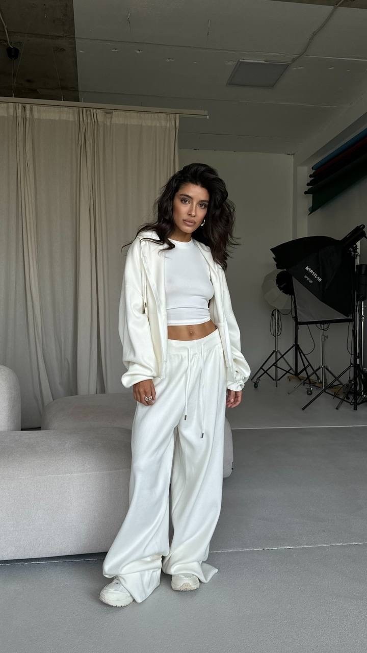 костюм белый,стильный трикотажный костюм,костюм бежевый,костюм трикотажный,спортивный костюм белый
