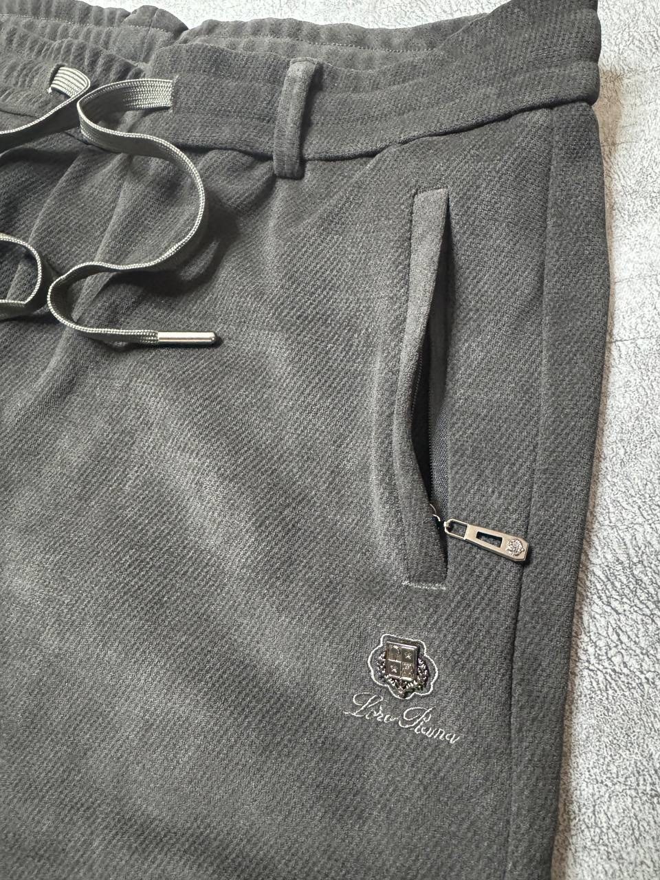 спортивные штаны,серые спортивные штаны,спортивные брюки,мужские штаны,мужские спортивные штаны