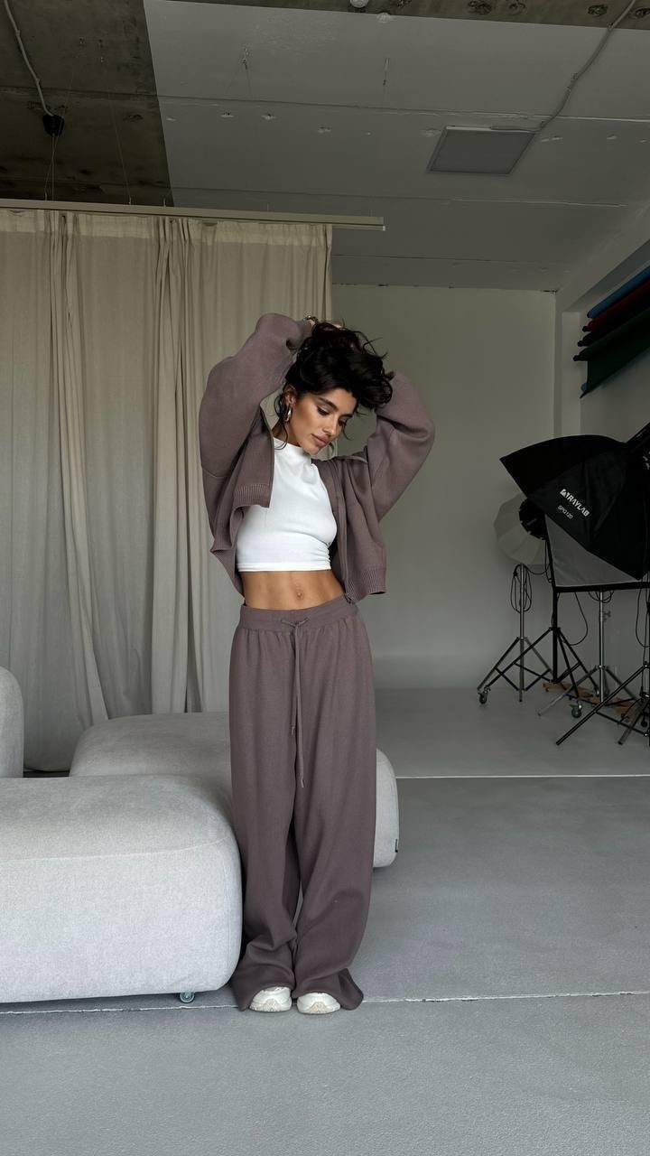 костюм белый,стильный трикотажный костюм,костюм бежевый,костюм трикотажный,спортивный костюм белый