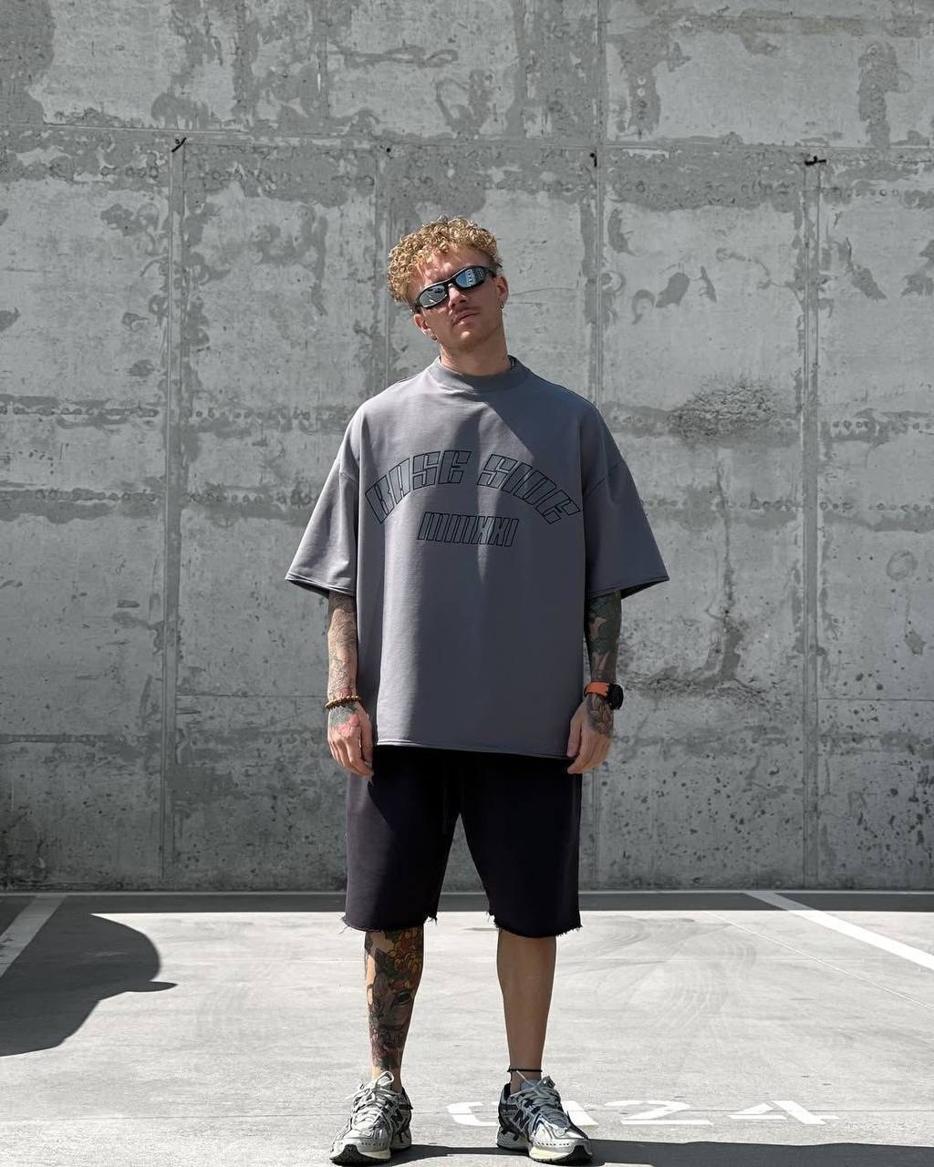 татуированные мужчины,шорты для мужчин,мужские спортивные шорты,кроссовки nike,татуированные парни