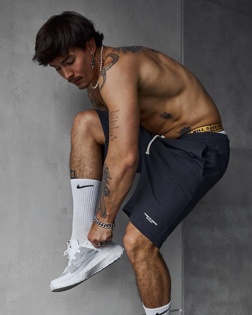 татуированные мужчины,шорты для мужчин,мужские спортивные шорты,кроссовки nike,татуированные парни