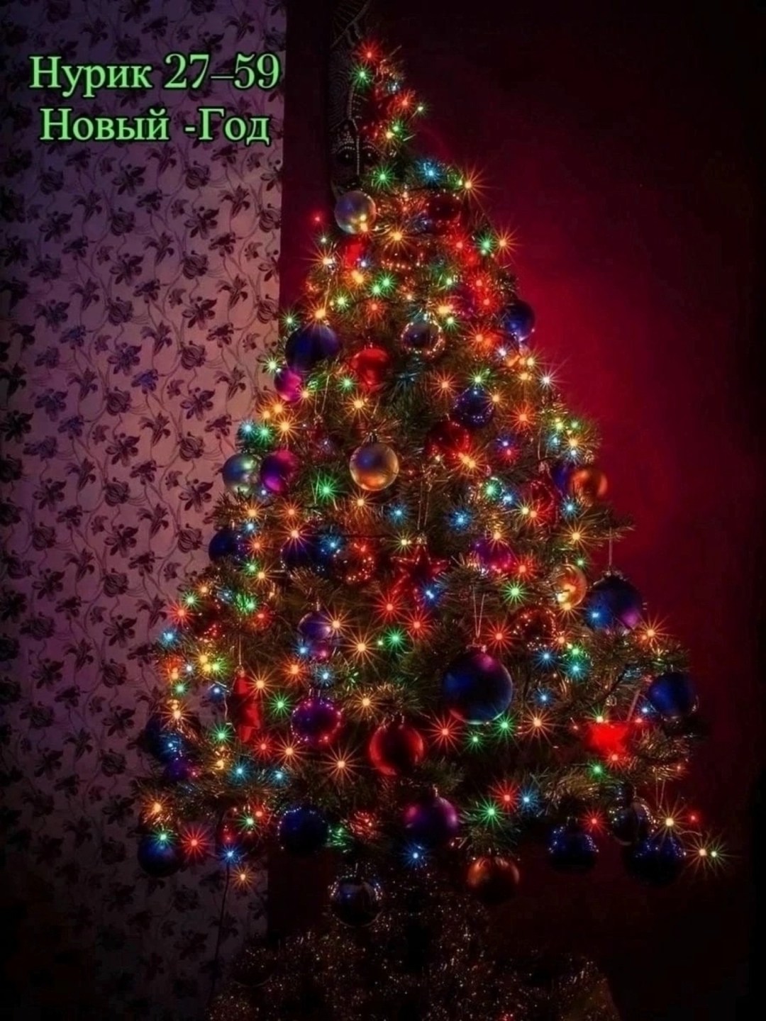 елка из гирлянды на стене,елка из гирлянд,елочка на стене из гирлянды,сделать елку из гирлянды на стене,елка гирляндой на стене