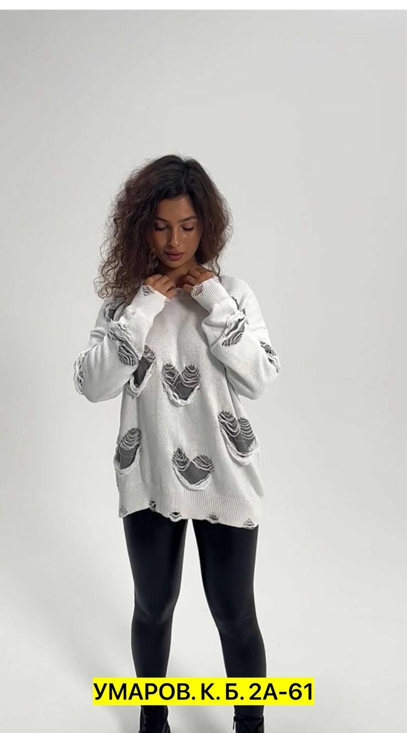 вязаный свитер оверсайз с принтом,модные свитера,свитер оверсайз с принтом,оверсайз свитер с рваными деталями,свитер женский оверсайз