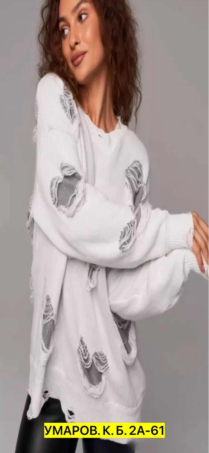 вязаный свитер оверсайз с принтом,модные свитера,свитер оверсайз с принтом,оверсайз свитер с рваными деталями,свитер женский оверсайз