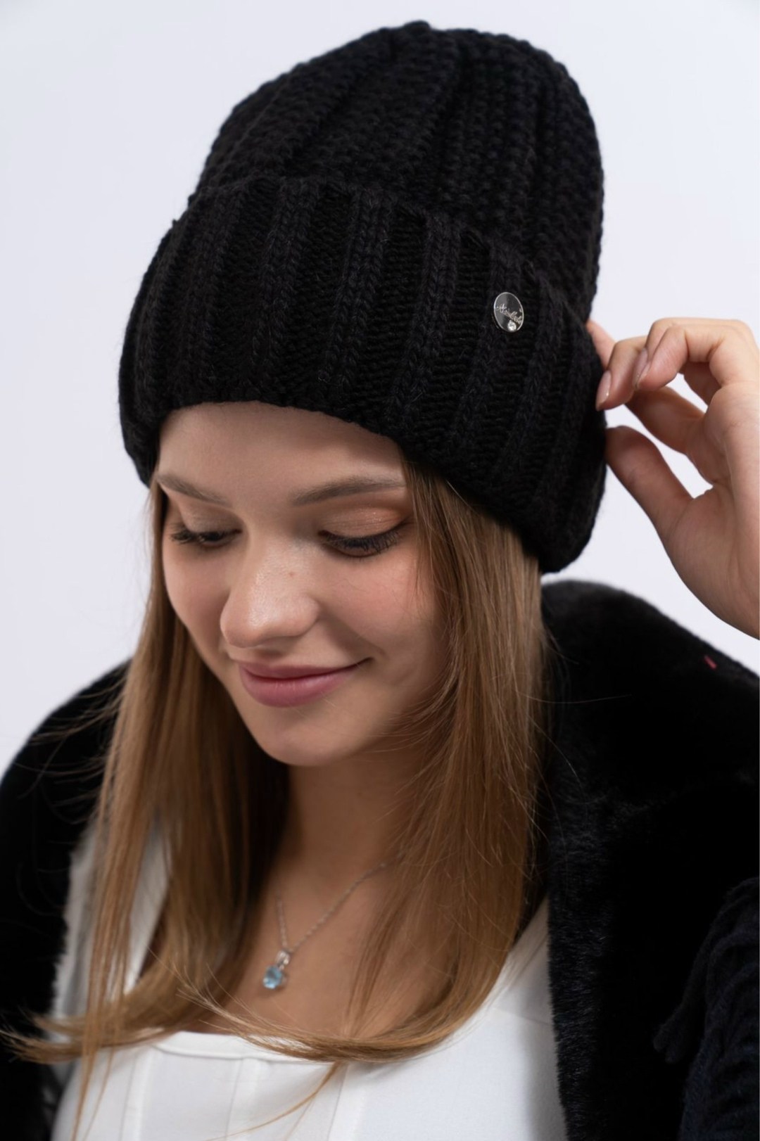 шапка женская вязаная,шапка женская,шапка вязаная,черная шапка,шапка зимняя вязаная