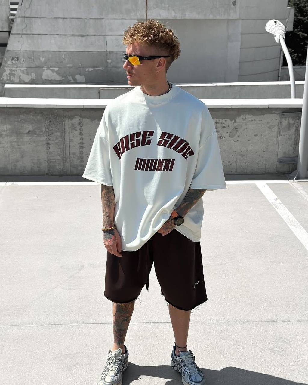 татуированные мужчины,шорты для мужчин,мужские спортивные шорты,кроссовки nike,татуированные парни