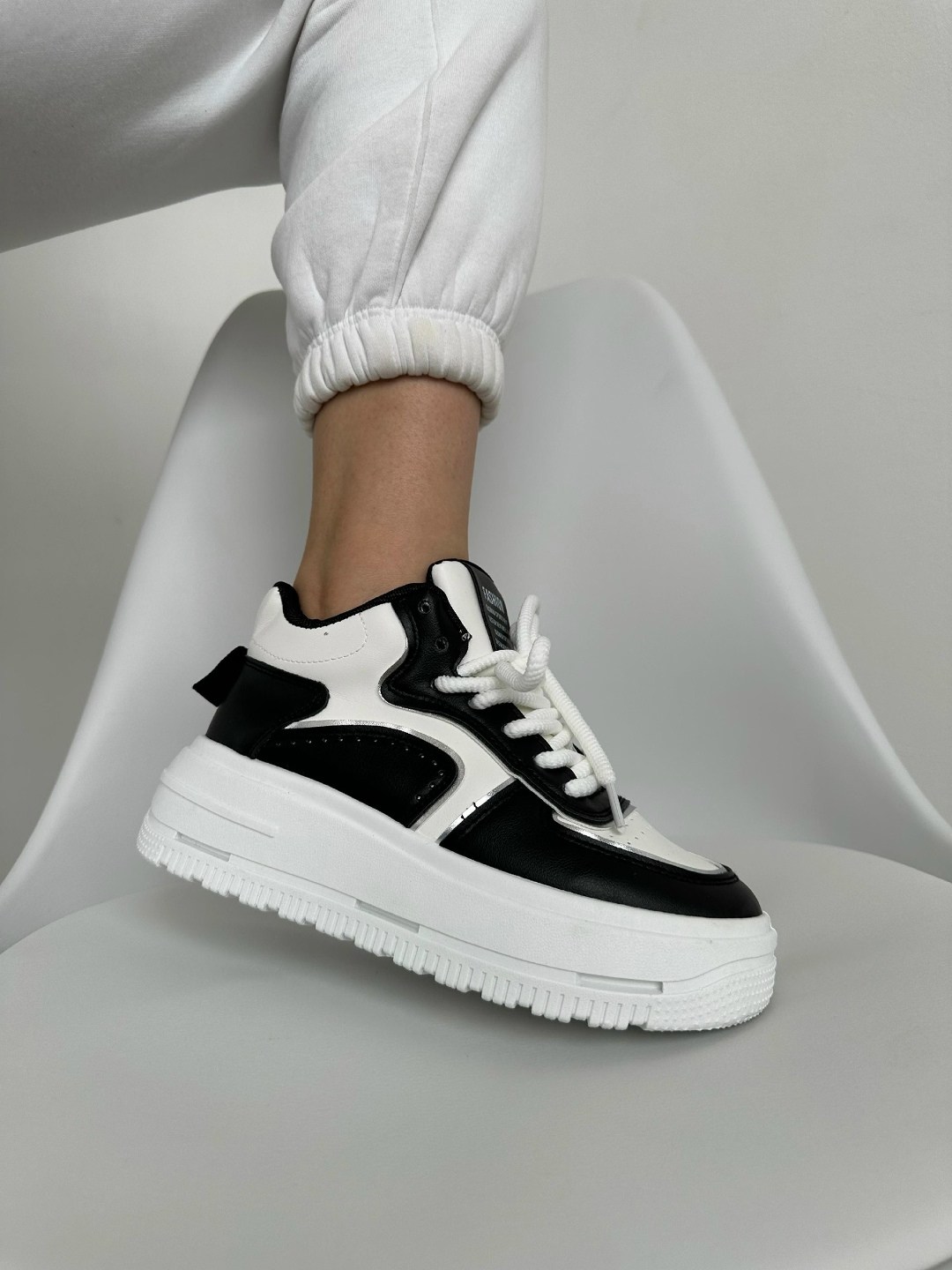 женские кроссовки,,кроссовки модные,повседневные кроссовки,кроссовка