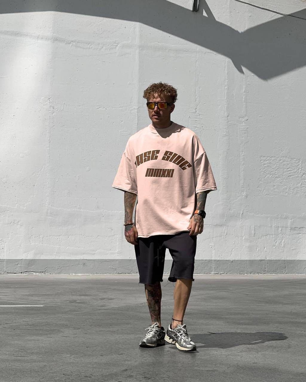 татуированные мужчины,шорты для мужчин,мужские спортивные шорты,кроссовки nike,татуированные парни