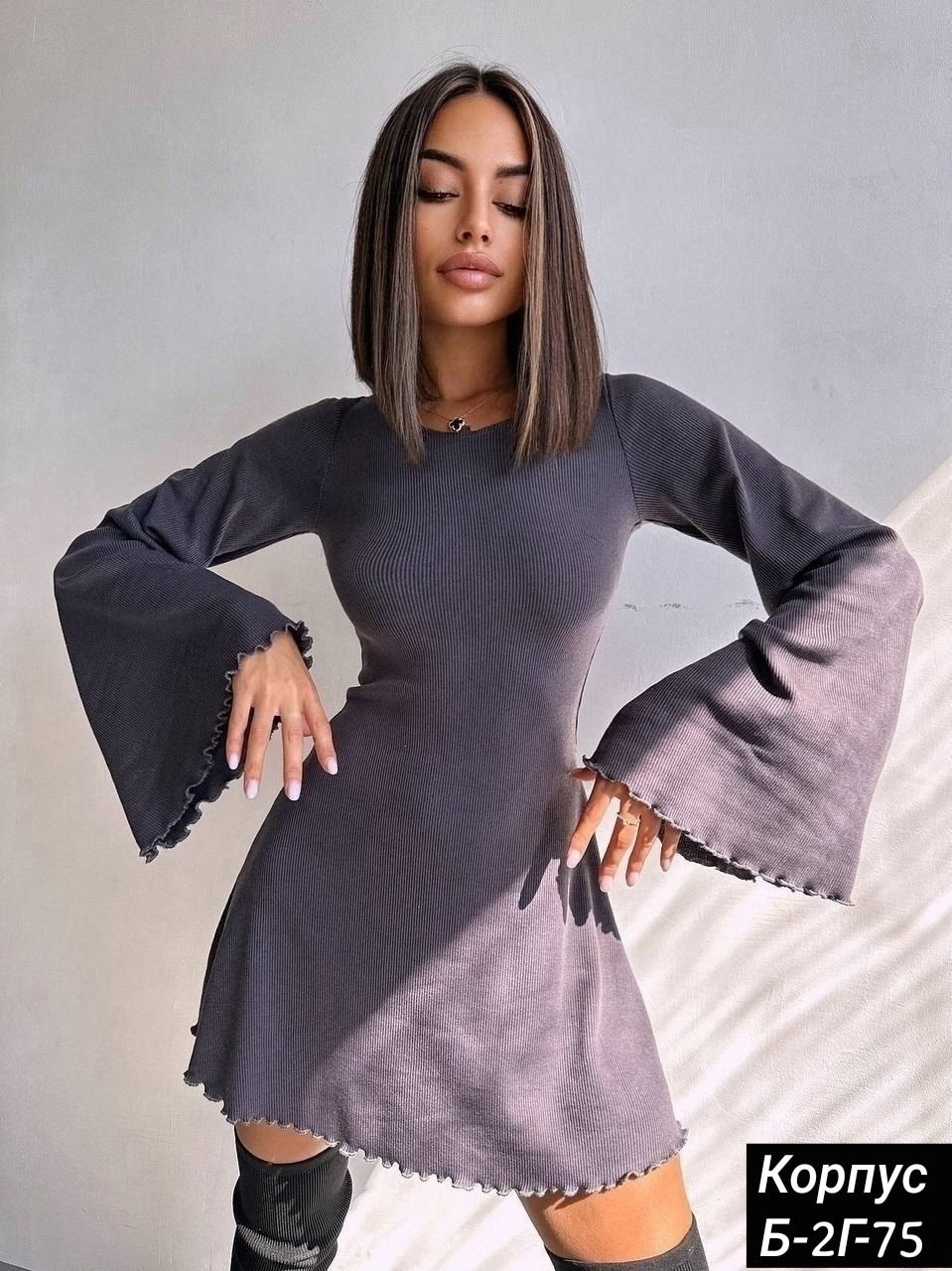 платье с длинными рукавами,платье с расклешенными рукавами,трикотажное платье,платье,платье мини трикотажное