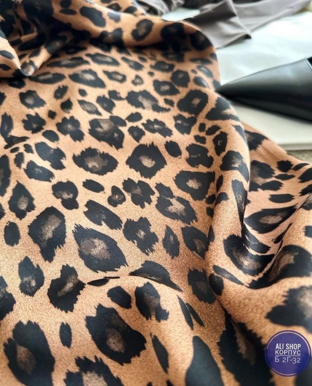 леопардовая юбка,юбка с леопардовым принтом,юбка леопардовая миди,модные образы,юбка леопард