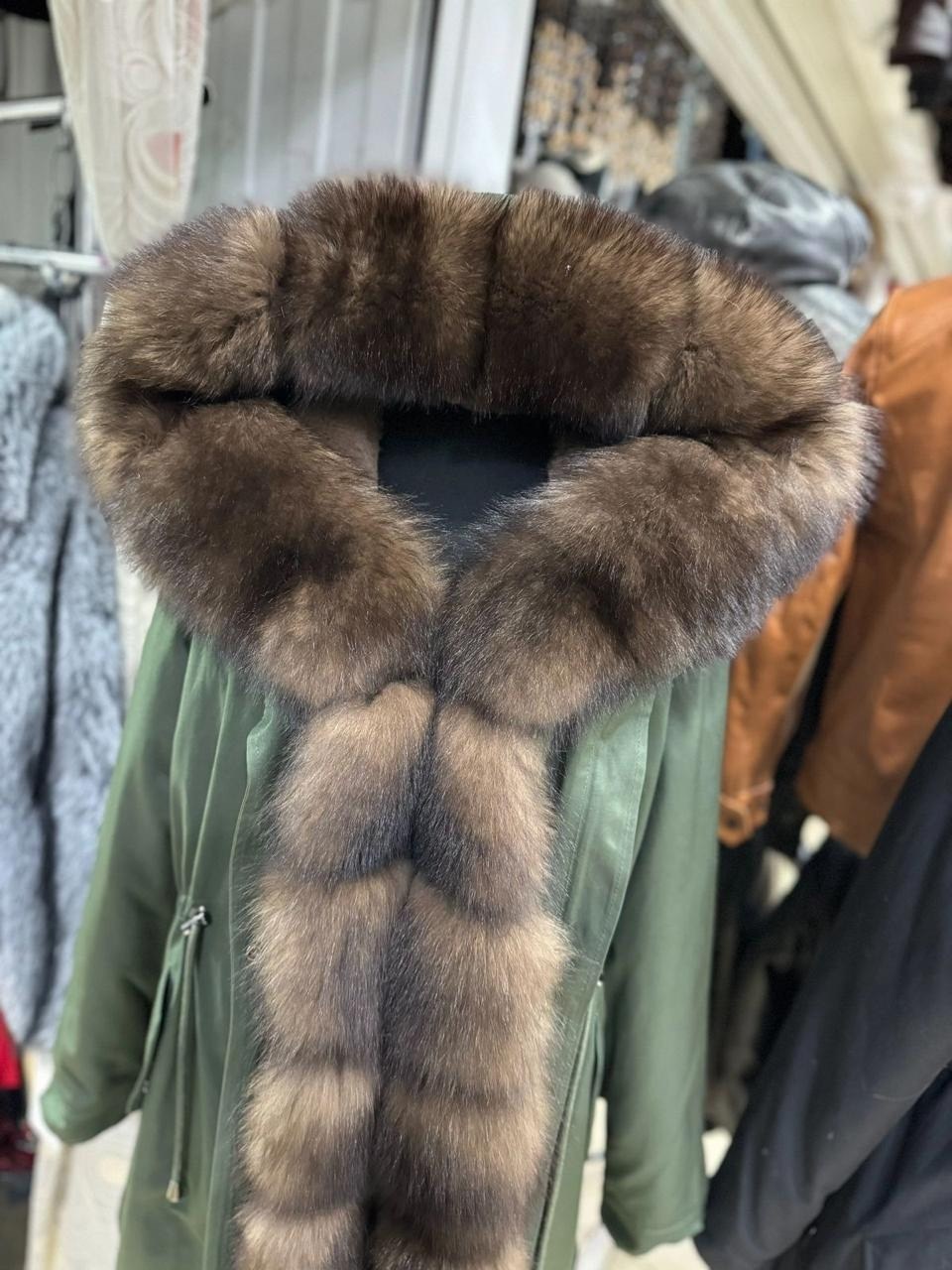 красная парка с мехом,парка с натуральным мехом,меховая парка,парка с мехом,женская парка с натуральным мехом