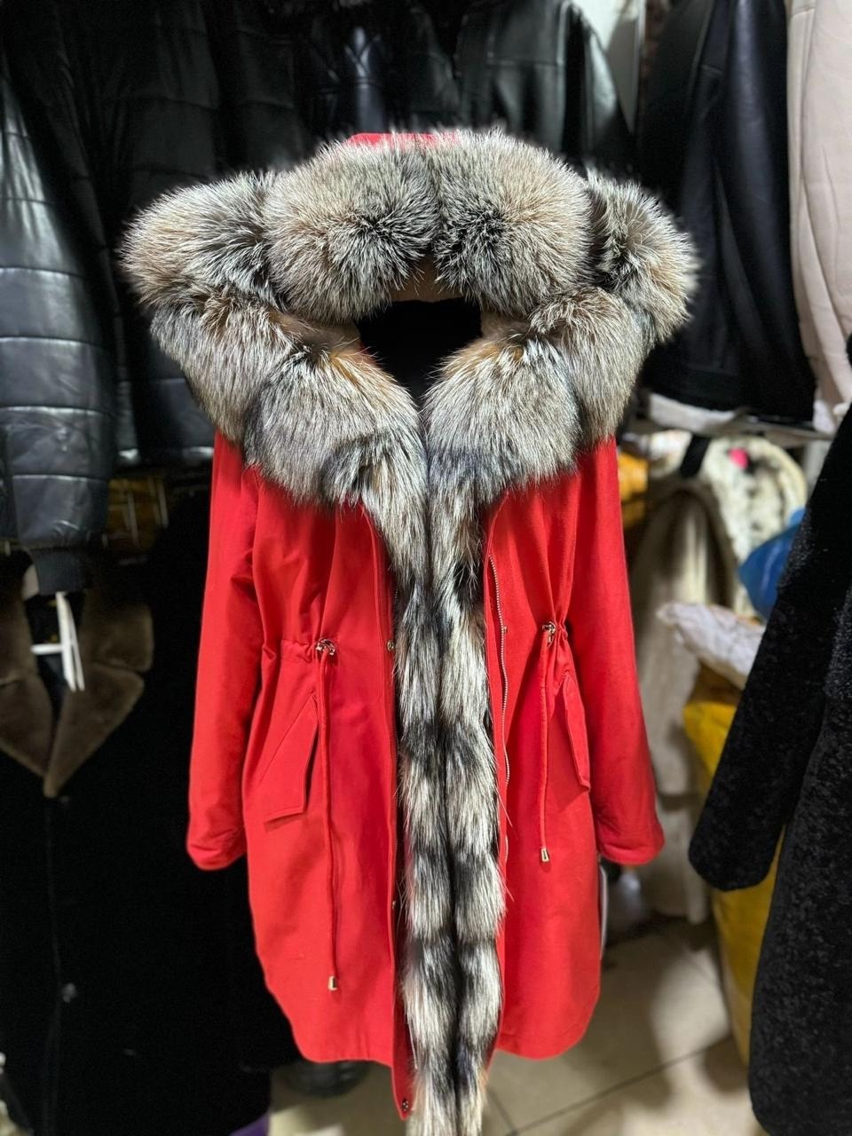 красная парка с мехом,парка с натуральным мехом,меховая парка,парка с мехом,женская парка с натуральным мехом
