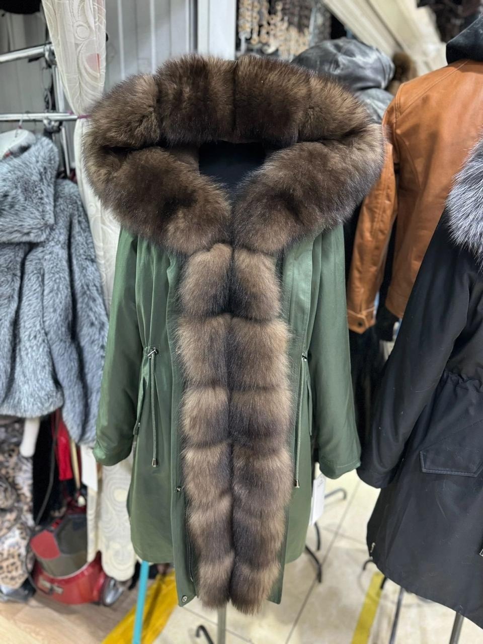 красная парка с мехом,парка с натуральным мехом,меховая парка,парка с мехом,женская парка с натуральным мехом