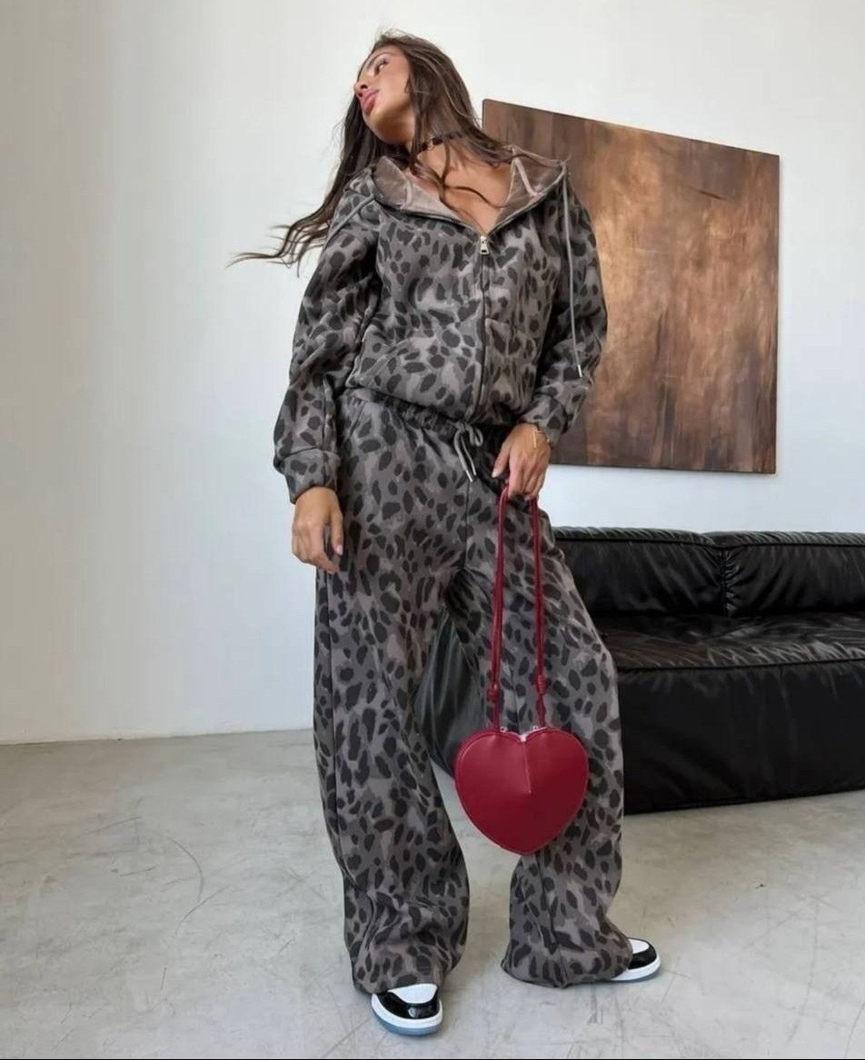 костюм леопард,леопардовые костюмы,костюм с принтом,костюм на флисе,стильные костюмы