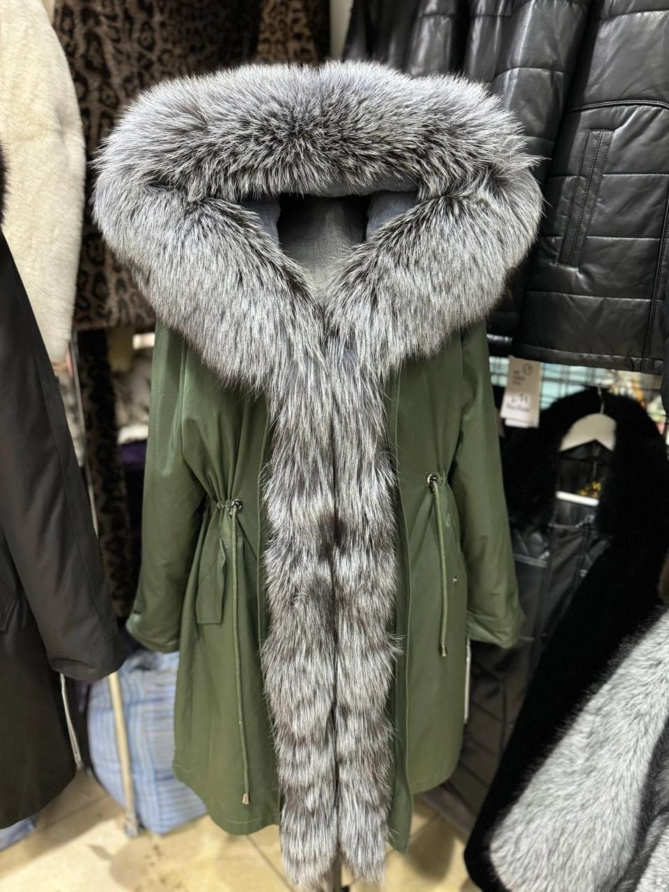 красная парка с мехом,парка с натуральным мехом,меховая парка,парка с мехом,женская парка с натуральным мехом