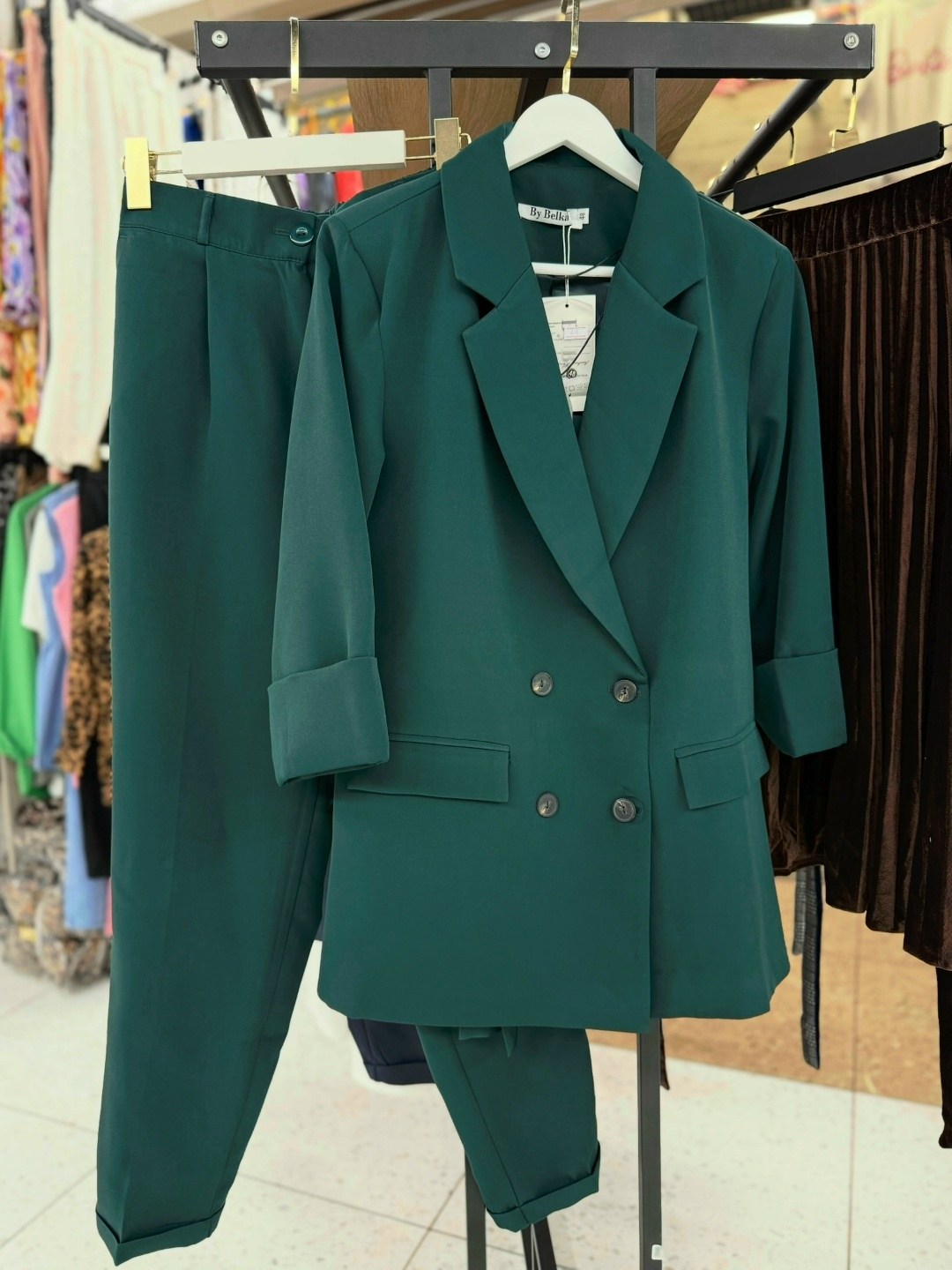 костюмы брючные,женские брючные костюмы,зеленый брючный костюм женский,модные брючные костюмы,брючный костюм элегантный