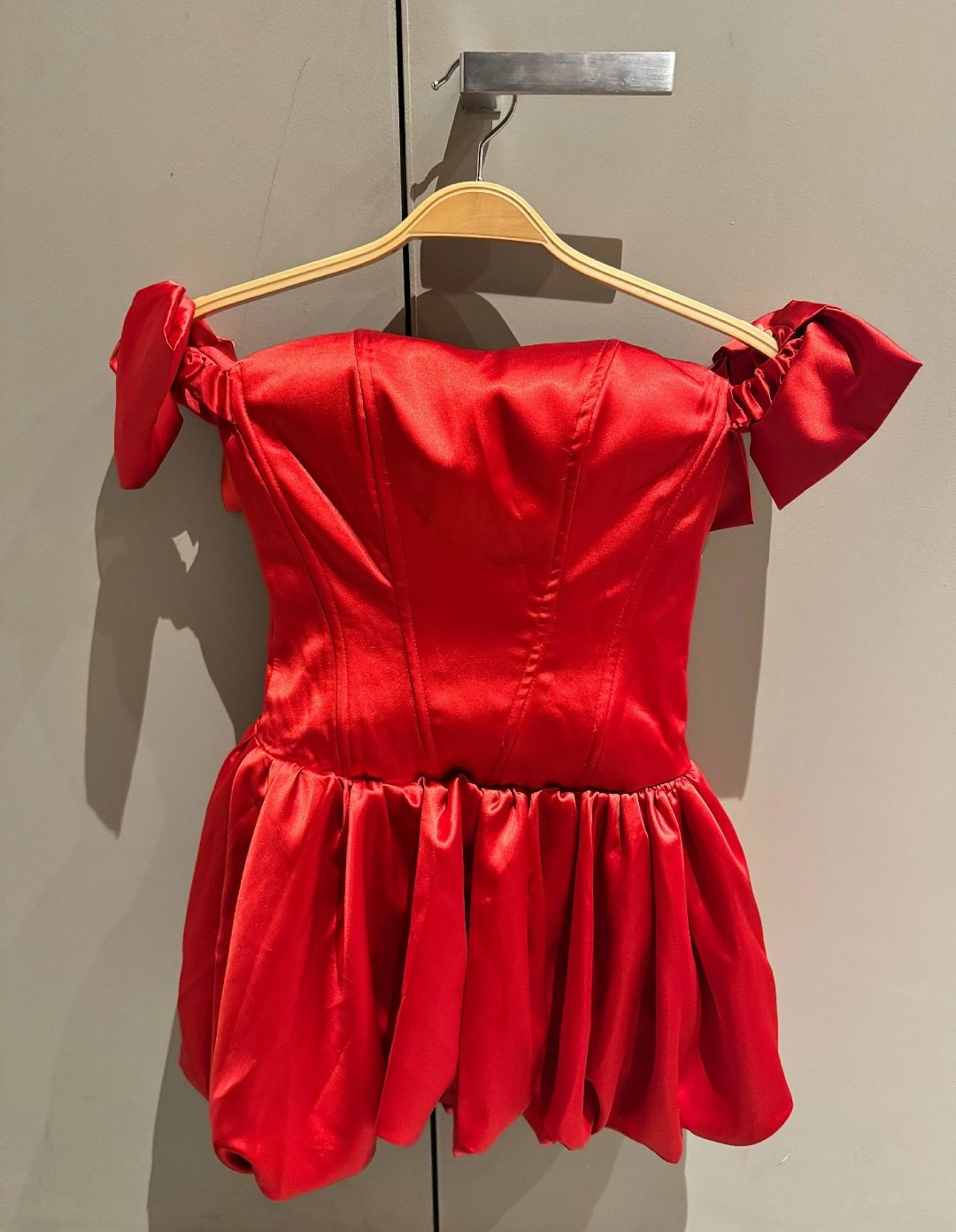 короткое красное платье,красная платья,атласное мини платье,короткое платье,платье с открытыми плечам