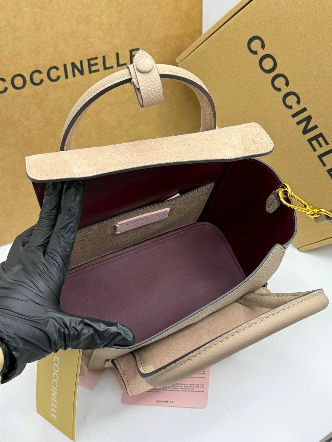 coccinelle сумка,женская сумка coccinelle,сумка,сумка бежевая,замшевая сумка